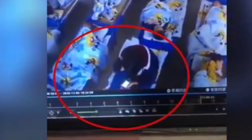 幼儿园老师坐孩子身上玩手机被拘，称是为了孩子好睡觉