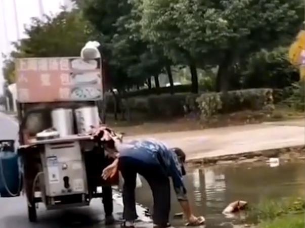 安徽一早餐车摊主舀路边积水放锅中蒸包子，网友：能吃吗