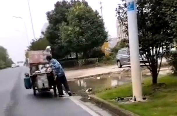 安徽一早餐车摊主舀路边积水放锅中蒸包子，网友：能吃吗