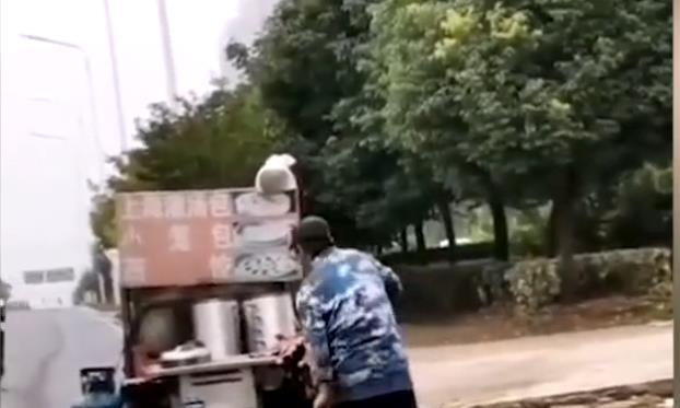 安徽一早餐车摊主舀路边积水放锅中蒸包子，网友：能吃吗