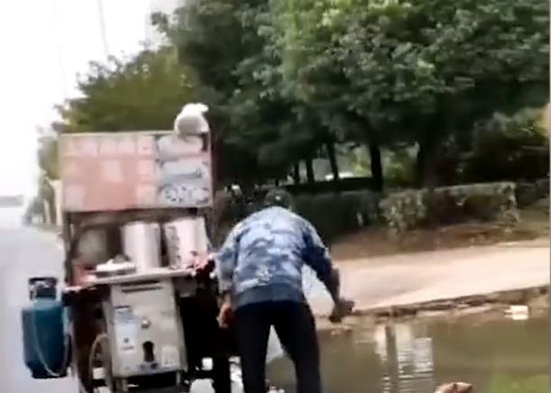安徽一早餐车摊主舀路边积水放锅中蒸包子，网友：能吃吗