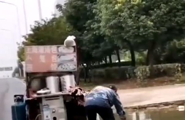 安徽一早餐车摊主舀路边积水放锅中蒸包子，网友：能吃吗