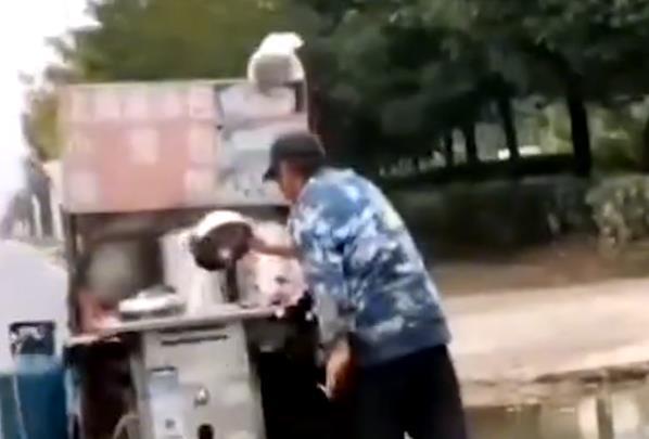 安徽一早餐车摊主舀路边积水放锅中蒸包子，网友：能吃吗