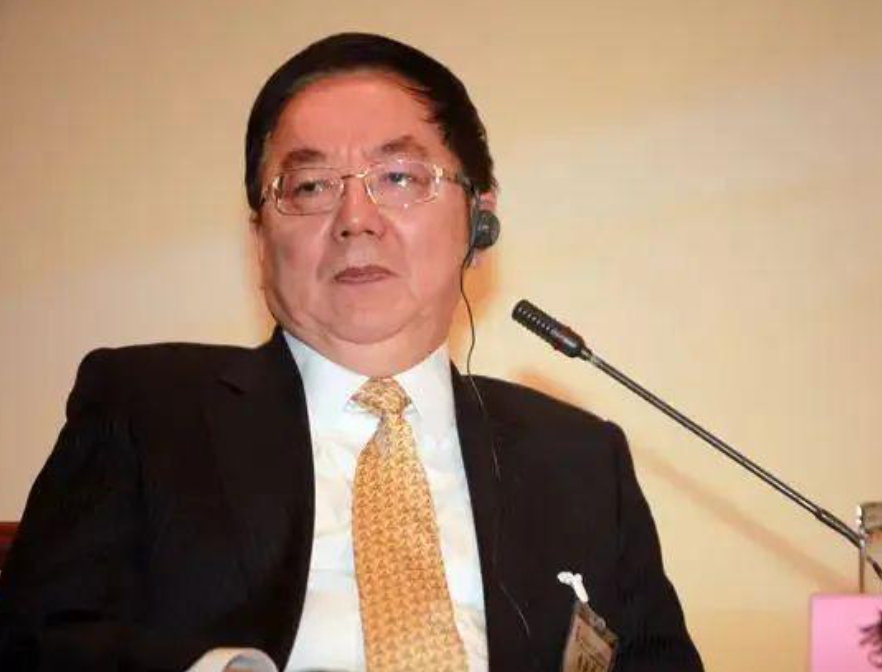 社会科学院研究生院教授李剑阁说：不能提高劳动者的工资，低工资是我们的优势